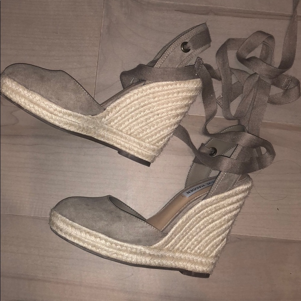 Steve Madden taupe lace up wedges